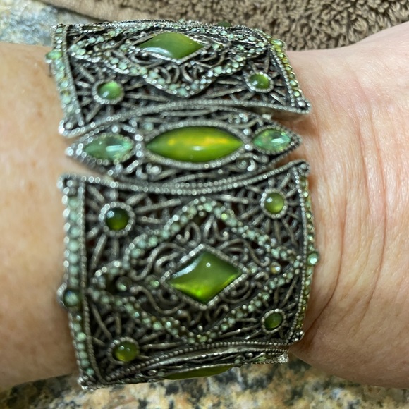 🐝 2/$10 Two pretty fashion bracelets - Picture 2 of 4